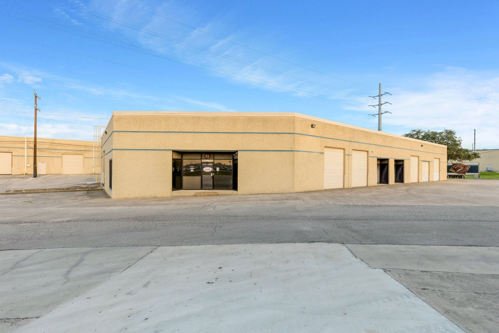 01_500850305032504251005128ServiceCenterDrive_10004_LivingRoom_HiRes