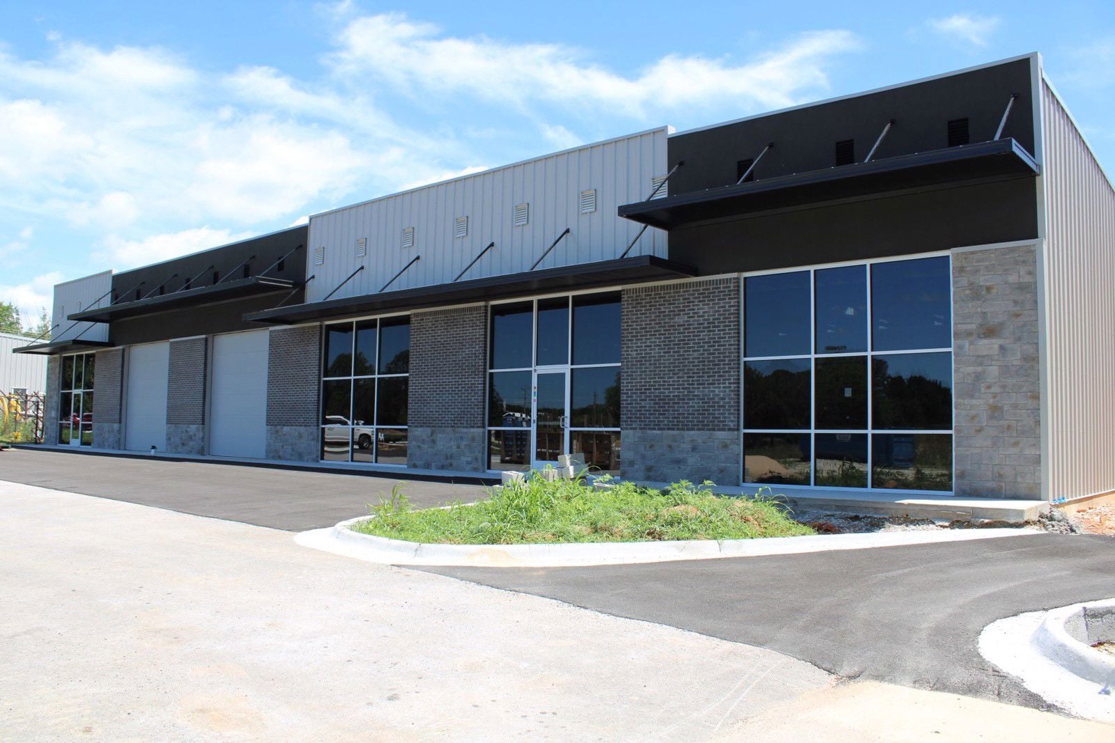 Gateway Business Plaza Northeast Campbell Road - Image 2