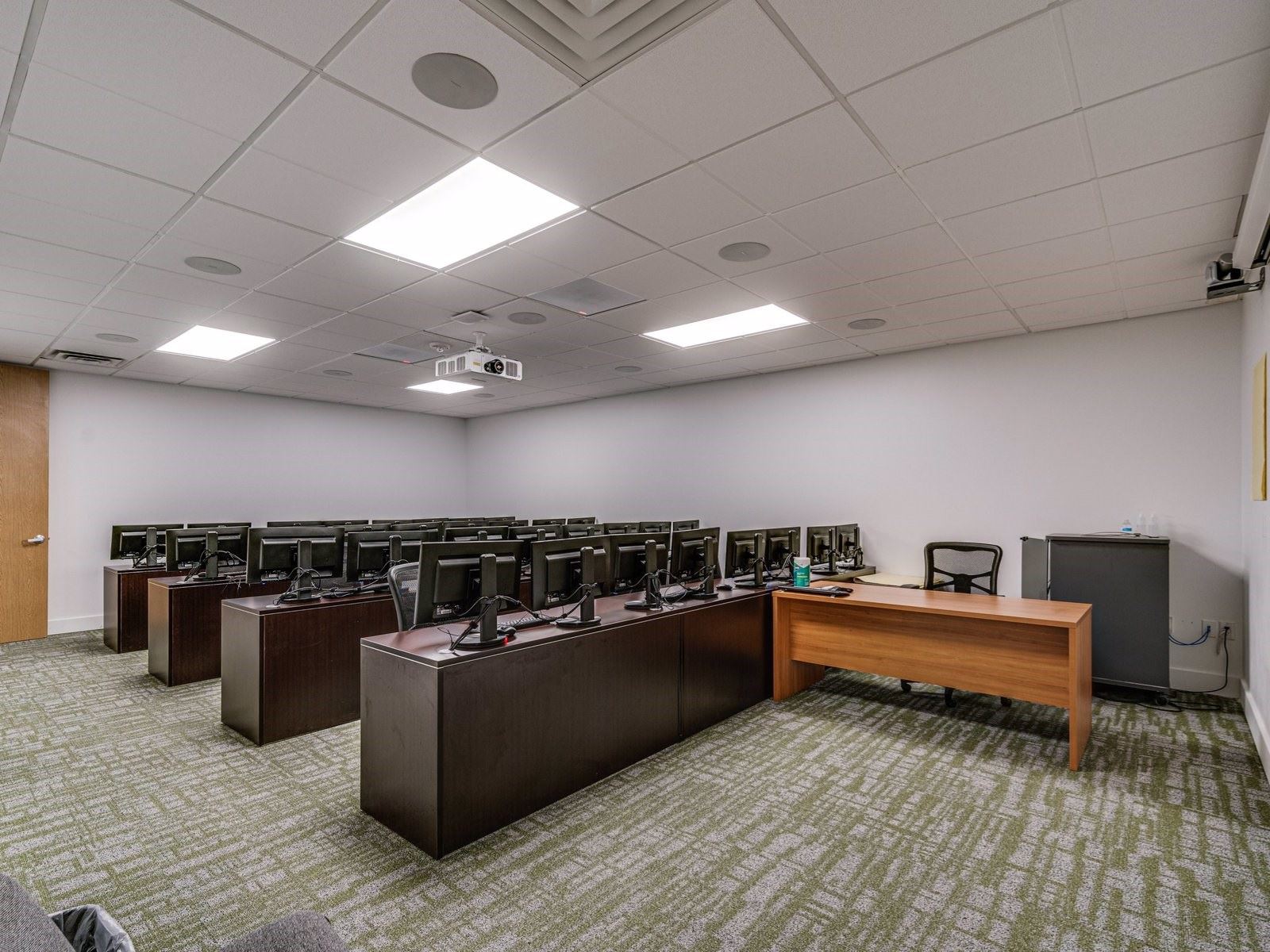 Airport Fwy @ Precinct Line 689 Airport Freeway - Image 4